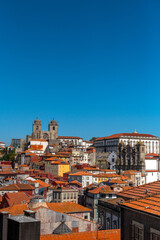 górujące nad dachami kamienic dwie wierze katedry w Porto - obrazy, fototapety, plakaty