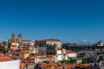 3 symbole Porto - most, pomarańczowe dachy kamienic i górujące nad nimi wierze katedry - obrazy, fototapety, plakaty
