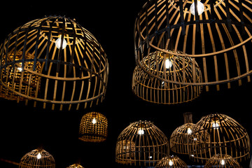 ozdobne drewniane lampy sufitowe w ciemnym pomieszczeniu © Kamil_k2p