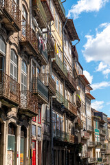 stare balkony w zabytkowych kamienicach w centrum Porto - obrazy, fototapety, plakaty
