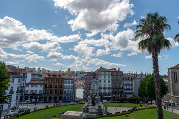 chmury przesłaniające niebo nad placem w centrum Porto - obrazy, fototapety, plakaty