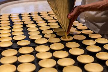 Produkcja tradycyjnego portugalskiego deseru - Pastel de nata - obrazy, fototapety, plakaty