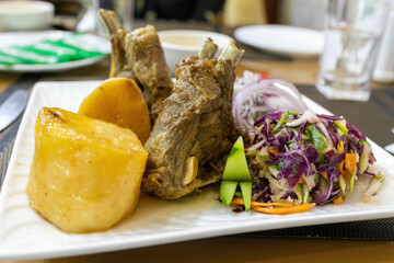 Rustikales Essen in Usbekistan: Lamm mit Kartoffel und Salat