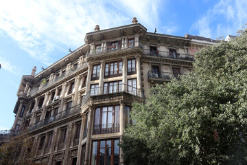 Historische Altbaufassaden in L’Eixample und Gracia, Stadtviertel von Barcelona, Spanien