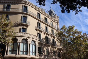 Historische Altbaufassaden in L’Eixample und Gracia, Stadtviertel von Barcelona, Spanien