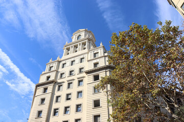 Historische Altbaufassaden in L’Eixample und Gracia, Stadtviertel von Barcelona, Spanien