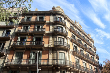 Historische Altbaufassaden in L&rsquo;Eixample und Gracia, Stadtviertel von Barcelona, Spanien