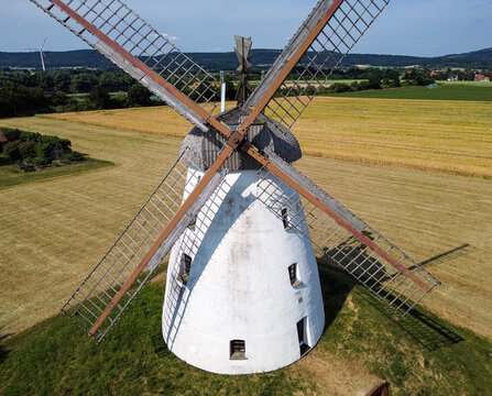 Windm&uuml;hle Veltheim auf der H&ouml;he der Nabe aufgenommen mit einer Drohne