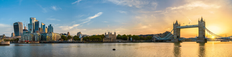 Fototapeta na wymiar Tower Bridge sunrise panorama in London
