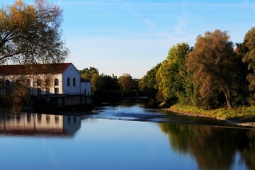 Fototapeta na wymiar Blick über den Fluss Iller, Kempten, im Herbst. Links ein Wasserkraftwerk.