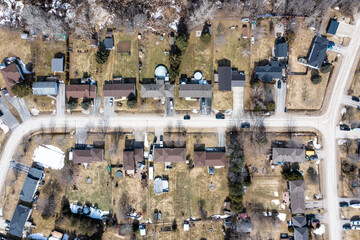 Obraz premium Capture the winter wonder of Barrie, Ontario, Canada, through this stunning drone photograph. Showcasing frozen lakes, dried-out trees, and grass, the image highlights the seasonal beauty of the area