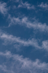 texture di cielo azzurro con nuvole particolari bianche