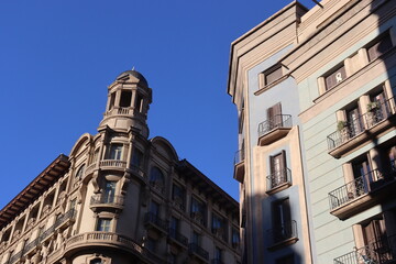 Fototapeta na wymiar Historische Altbaufassaden in Barcelona, Spanien