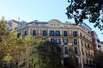 Historische Altbaufassaden in Barcelona, Spanien