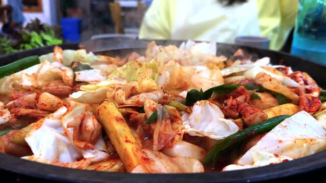 한국 춘천 닭갈비 라는 이름의 철판 요리, 닭을 매운 소스에 구워 먹는다4k 24