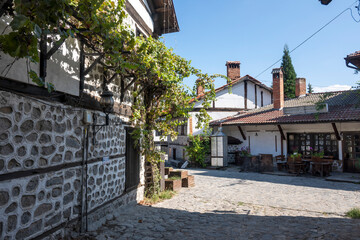 Fototapeta na wymiar Typical street and buildings at old town of Bansko, Bulgaria