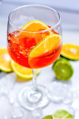 Bebida alcohólica aperol acompañada de naranja y limón  