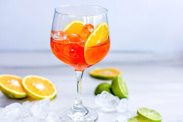 Bebida alcohólica aperol acompañada de naranja y limón  