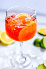 Bebida alcohólica margarina acompañada de limón