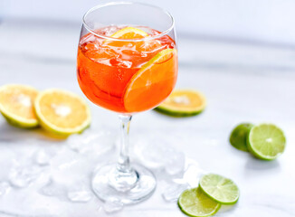 Bebida alcohólica aperol acompañada de naranja y limón  