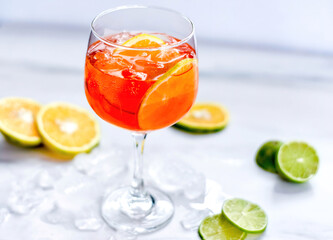 Bebida alcohólica aperol acompañada de naranja y limón  