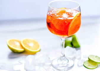Bebida alcohólica aperol acompañada de naranja y limón  