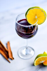 Bebida alcohólica de vino acompañado de fruta 