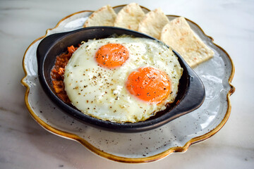 Huevos fritos con arepa y guiso