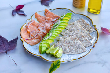 Desayuno saludable con aguacate y salmón