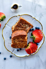 Tostadas francesas, plato tradicional con variedad de frutas 
