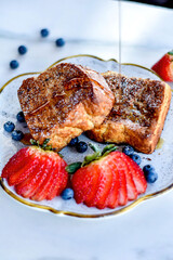 Tostadas francesas, plato tradicional con variedad de frutas 