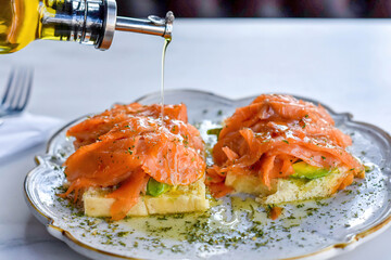 Desayuno saludable con aguacate y salmón