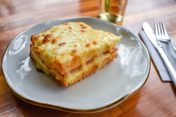 Sándwich con variedad de jamones y salsas  