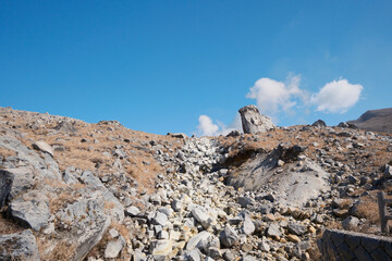 火山の大石が転がるえびの高原