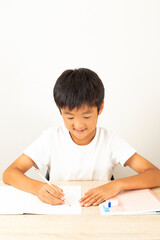 部屋で学習する男の子