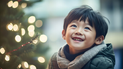 クリスマスのイルミネーションと笑顔の少年 - obrazy, fototapety, plakaty