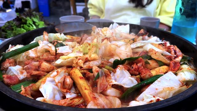 한국 춘천 닭갈비 라는 이름의 철판 요리, 닭을 매운 소스에 구워 먹는다4k 24