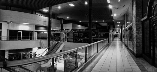 Empty mall, Alta Vista, Puerto Ordaz. - obrazy, fototapety, plakaty