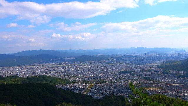 火山から見える広島市街の風景と瀬戸内海に浮かぶ島々のパンショット 4K  2023年10月15日
