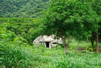 Maisons des moines dans un style à la Gaudi dans la nature proche d'un temple et d'un bouddha couché 