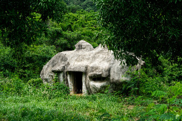 Maisons des moines dans un style à la Gaudi dans la nature proche d'un temple et d'un bouddha couché 