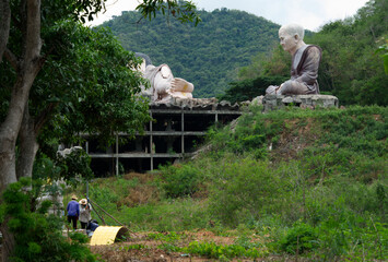 bouddha au flanc d'une colline et sculptures bouddhistes en Thaïlande dans la région de Pranburi