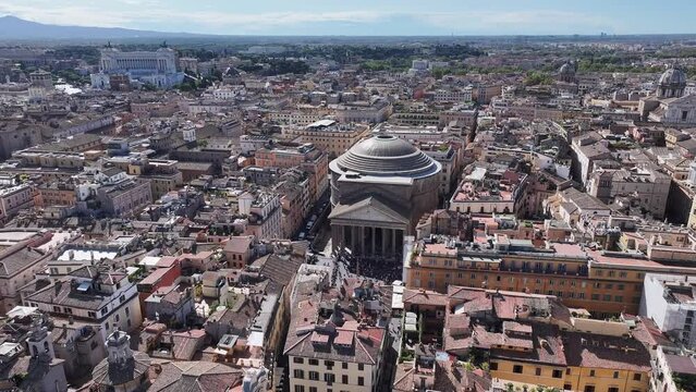 Il Pantheon a Roma visto dall'alto.
Vista aerea del centro storico di Roma.