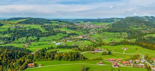 Foto op Canvas Herbstliche Landschaft bei Steibis im westlichen Allgäu, Blick auf Oberstaufen und ins Weißachtal © ARochau