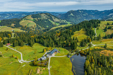 Der Naturpark Nagelfluhkette im Herbst, Blick zur Hörmoos-Alpe nahe Oberstaufen