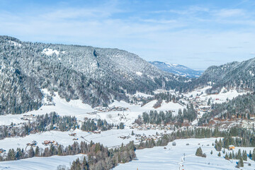 Fototapeta na wymiar Winter in den Allgäuer Alpen, Blick auf Tiefenbach und das Breitachtal