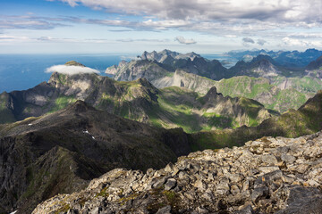 Obraz premium Mountains and clouds above ocean