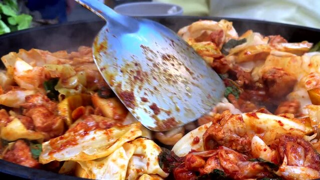 한국 춘천 닭갈비 라는 이름의 철판 요리, 닭을 매운 소스에 구워 먹는다4k 24