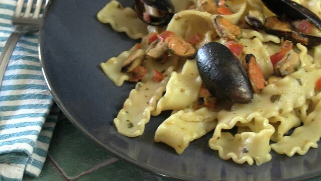 assiette de pâtes aux fruits de mer, en gros plan