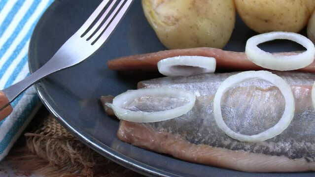 filet de hareng &agrave; l'huile et pommes de terre dans une assiette